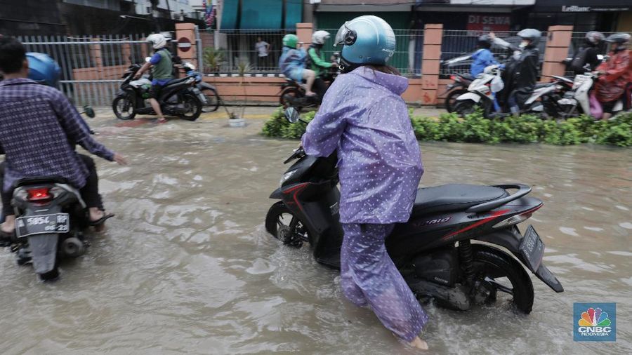 Terlihat puluhan motor terpaksa melawati jalur pejalan kaki untuk menghindari banjir.