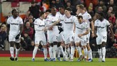 Namun Issa Diop sukses menyamakan kedudukan menjadi 1-1 di menit ke-12 juga lewat sundulan kepala. (AP Photo/Jon Super)