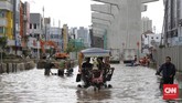 Banjir yang terjadi saat hari kerja membuat warga kesulitan menuju tempat kerja. CNN Indonesia/Adhi Wicaksono