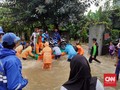 Pemotor Manfaatkan Kubus Getek Terjang Banjir di Cipayung