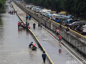 Video: Jalan Gunung Sahari Banjir, Motor Warga Mogok
