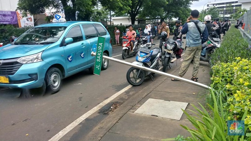 Massa menggelar demo karena mengangpap kawasan JGC termasuk di dalamnya Mal AEON menjadi biang kerok banjir.