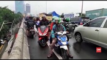 VIDEO: Banjir Jakarta, Motor Masuk Tol