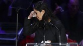 Istri mendiang Kobe Bryant, Vanessa Bryant, menahan tangis saat berbicara di atas podium. (AP Photo/Marcio Jose Sanchez)