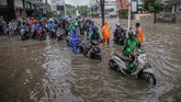 Sejumlah sepeda motor melintasi banjir di Jalan Kemang Raya, Jakarta Selatan, Selasa (25/2/2020). Pengendara motor harus berhati-hati karena tingginya banjir. ANTARA FOTO/Reno Esnir/foc.