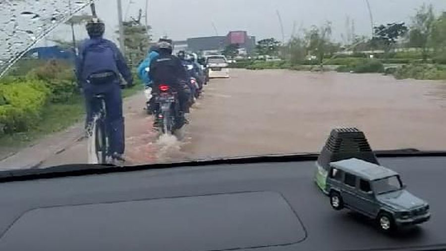 Corporate Communication Departemen Head PT Modernland Realty Tbk Gunawan Setyo Hadi mengklaim, banjir yang terjadi di jalan boulevard hanya sesaat.