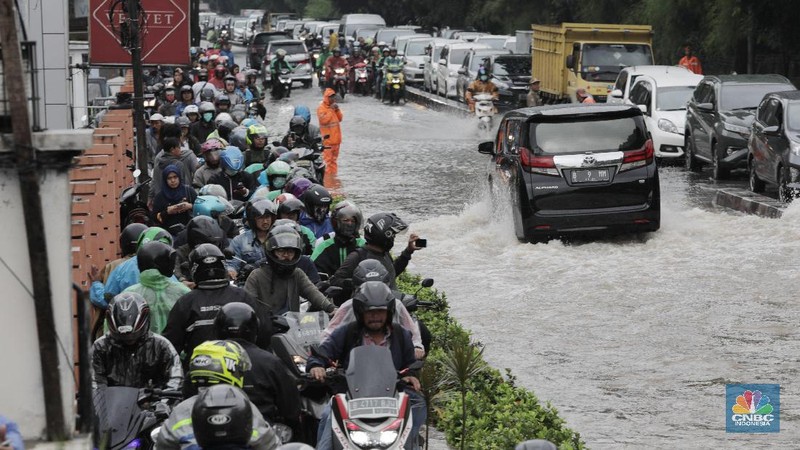 Terlihat puluhan motor terpaksa melawati jalur pejalan kaki untuk menghindari banjir.