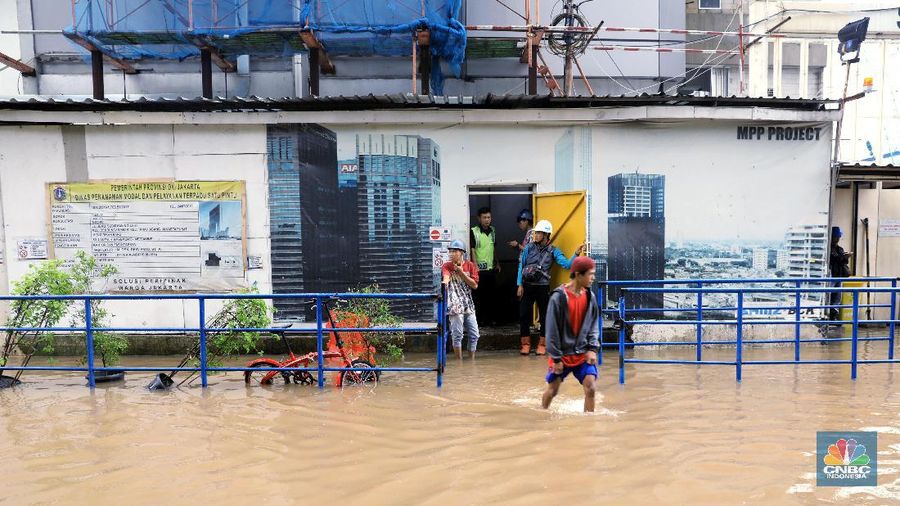 Hujan dengan intensitas tinggi sejak Senin (24/2) malam membuat banjir terjadi di sejumlah titik di ibu kota.