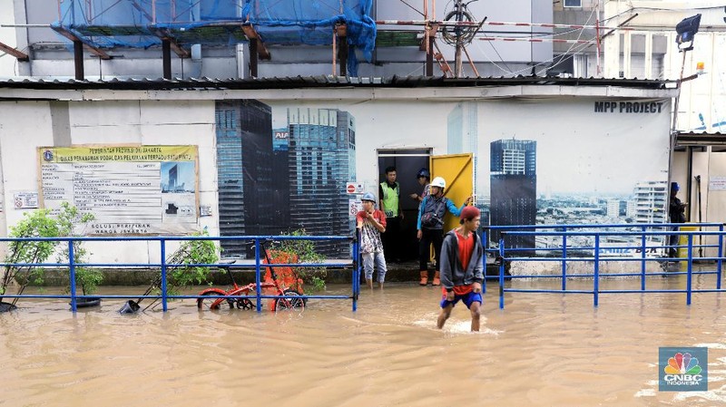 Hujan dengan intensitas tinggi sejak Senin (24/2) malam membuat banjir terjadi di sejumlah titik di ibu kota.