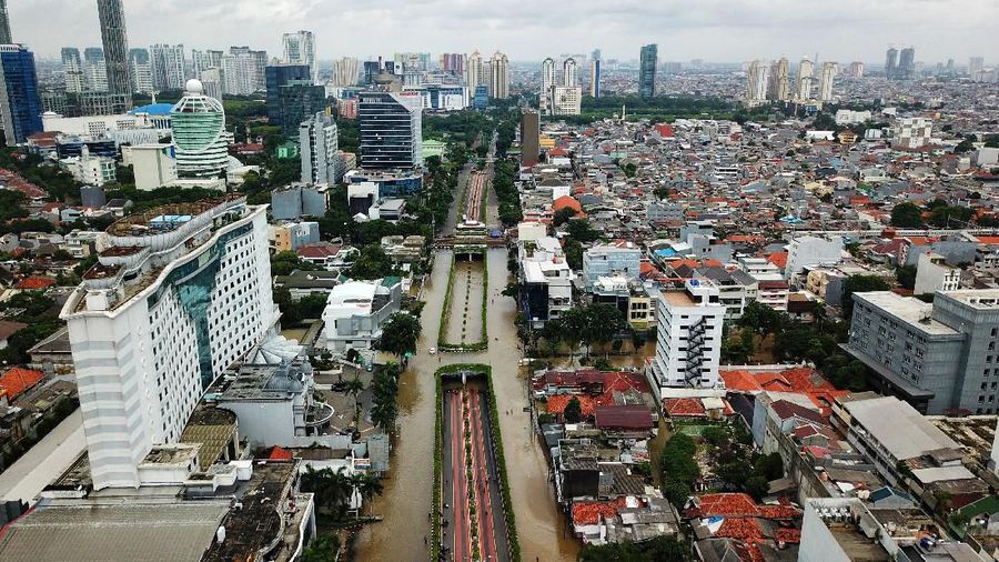 Banjir yang melanda Jakarta dan sekitarnya pada Selasa (25/2) berdampak turunnya jumlah kunjungan. 