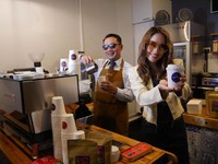 Gaya Kang Emil Resmikan Jabarano Cafe di Melbourne Australia