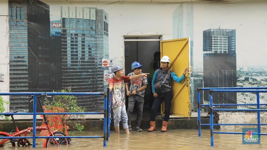 Hujan dengan intensitas tinggi sejak Senin (24/2) malam membuat banjir terjadi di sejumlah titik di ibu kota.
