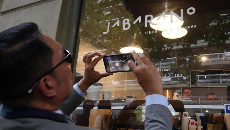 Kafe ini terletak di 555 Flinders Lane, Kota Melbourne, negara bagian Victoria dan merupakan yang pertama menjual kopi jabar.