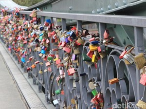 Video: Tren Gembok Cinta di Jembatan, Romantis atau Berbahaya?