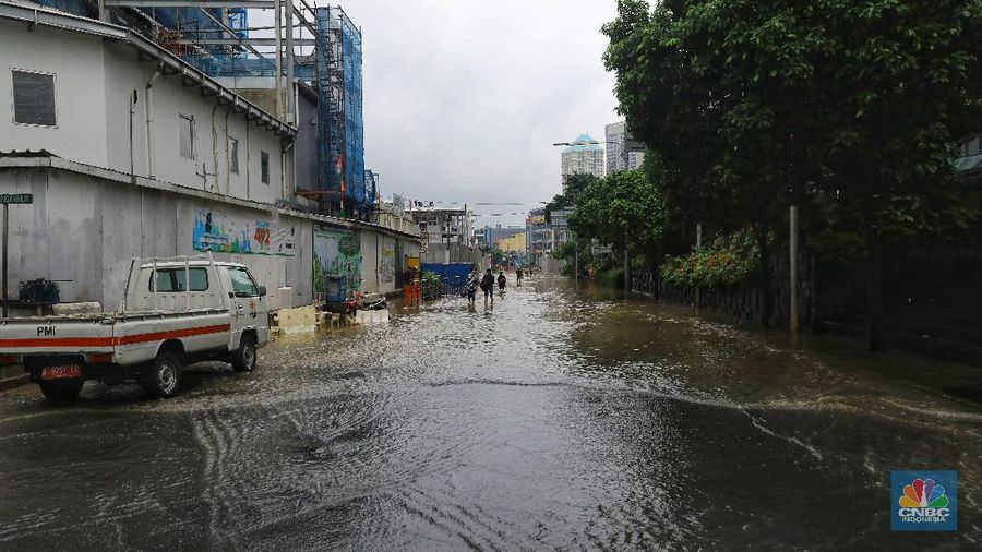 Hujan dengan intensitas tinggi sejak Senin (24/2) malam membuat banjir terjadi di sejumlah titik di ibu kota.