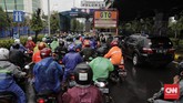 Sepeda motor diperkenankan masuk Tol Pulomas karena Jalan DI Pandjaitan tidak bisa dilewati. CNN Indonesia/Adhi Wicaksono