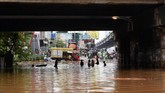 Beberapa anak bermain air di underpass tol JORR ketika banjir melanda Jalan Inspeksi Kalimalang, Jakarta, Selasa (25/2/2020). Underpass ini jadi salah satu jalan lintas bawah yang terendam. ANTARA FOTO/Saptono/ama