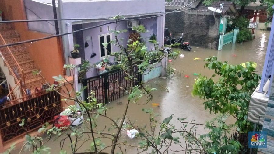 Salah satu warga terdampak banjir di RW 09 Cakung Timur, Putri (27), mengaku pasrah terhadap banjir yang melanda.