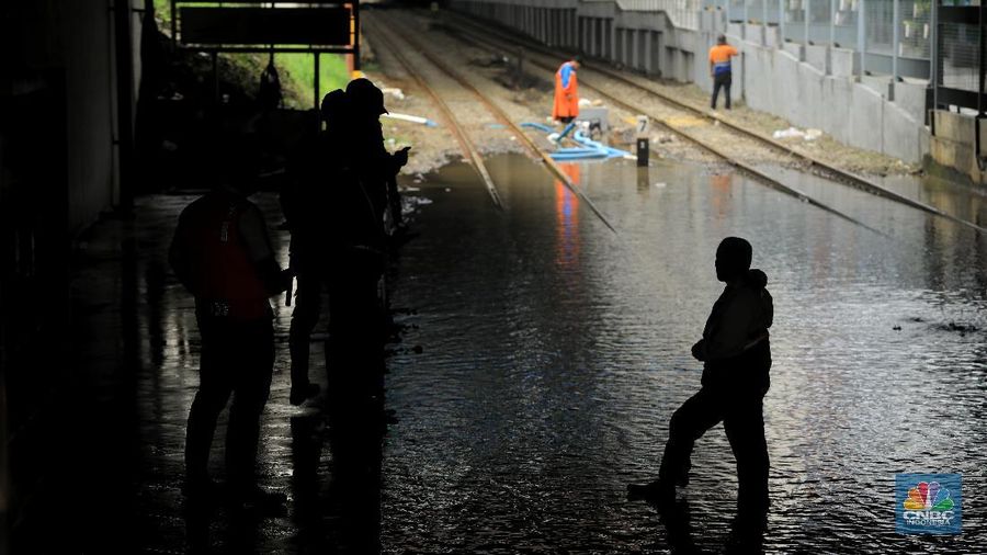 Stasiun Sudirman turut tergenang air lantaran banjir yang dipicu hujan deras sejak Senin (24/2/2020) malam.