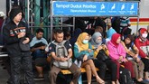 Warga menunggu KRL di Stasiun Manggarai, Jakarta, Selasa (25/2/2020). Banjir menerjang sedikitnya 200 RW di seluruh DKI Jakarta. (ANTARA FOTO/Muhammad Adimaja/foc.)