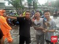 Ular Sanca Masuk Rumah Warga Saat Banjir di Mampang