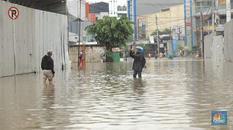 Hujan dengan intensitas tinggi sejak Senin (24/2) malam membuat banjir terjadi di sejumlah titik di ibu kota.