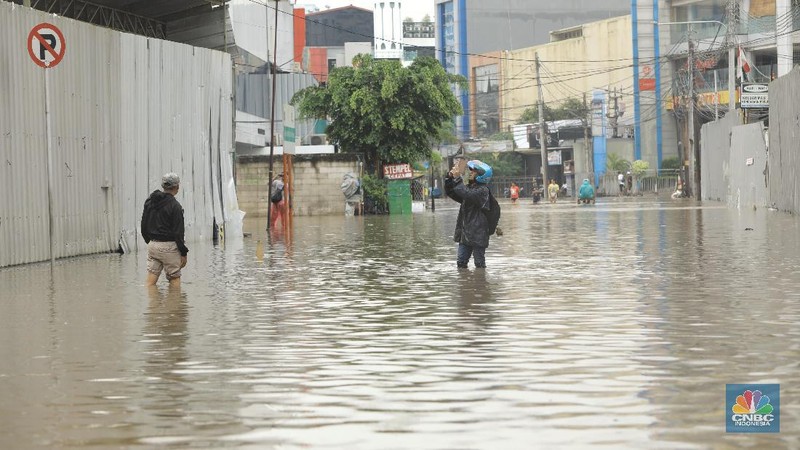 Hujan dengan intensitas tinggi sejak Senin (24/2) malam membuat banjir terjadi di sejumlah titik di ibu kota.