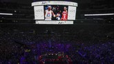 Situasi Staples Center saat Michael Jordan berbicara. Terlihat foto Jordan dengan Kobe Bryant saat tampil di NBA All Star. (AP Photo/Marcio Jose Sanchez)