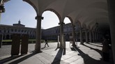 Menurut Ketua Perhimpunan Pelajar Indonesia (PPI) di Milan, Andrew Wibawa, cairan pembersih tangan memang sempat langka di beberapa swalayan, tetapi kini sudah tersedia kembali dengan cepat. (AP Photo/Luca Bruno)
