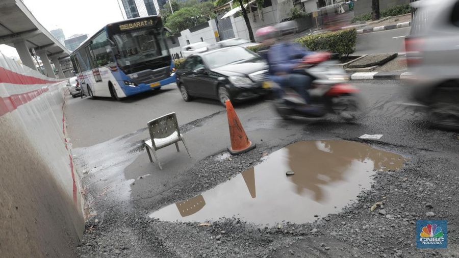 Ada banyak titik jalan rusak di sepanjang jalan kuningan, aspal banyak yang terkelupas dan bolong akibat proyek LRT.