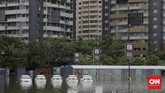 Banjir merendam parkiran Lotte Mart Kelapa Gading di Jakarta, Selasa (25/2). Kelapa Gading jadi daerah langganan banjir DKI Jakarta. CNN Indonesia/Adhi Wicaksono
