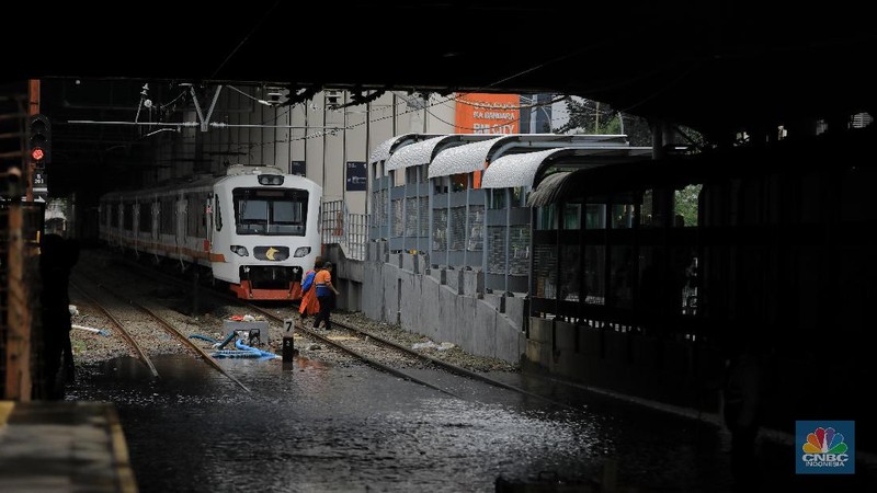 Stasiun Sudirman turut tergenang air lantaran banjir yang dipicu hujan deras sejak Senin (24/2/2020) malam.