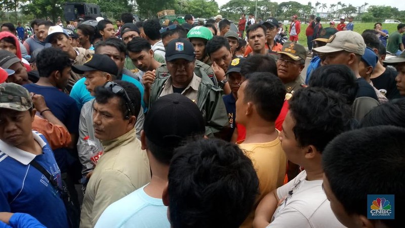 Massa menggelar demo karena mengangpap kawasan JGC termasuk di dalamnya Mal AEON menjadi biang kerok banjir.