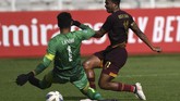 Penyerang PSM Makassar Osas Saha (kanan) mencoba mengelabui kiper Shan United Thiha Shitu pada laga Grup H Piala AFC. (ANTARA FOTO/Aditya Pradana Putra/ama)