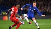 Bayern mendominasi penguasaan bola dalam laga tandang di London. Menempatkan enam pemain di lini tengah, Chelsea kesulitan menutup ruang gerak lawan. (Photo by Glyn KIRK / AFP)