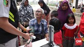 Rumah boleh terendam, tetapi kesehatan tetap harus dijaga meski di pengungsian sekalipun. (CNNIndonesia/Safir Makki)
