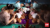 Di pengungsian, mau tak mau, kondisi kesehatan balita tetap harus dijaga di tempat pengungsian yang notabene tak nyaman. (CNNIndonesia/Safir Makki)