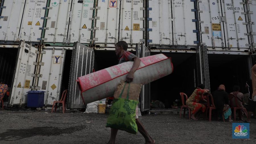 Mereka mengungsi ke dalam peti kemas milik perusahaan logistik yang berada di dekat permukiman mereka.