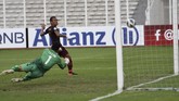 Momen gol ketiga PSM Makassar yang dicetak Ferdinand Sinaga (kanan) ke gawang Shan United pada masa injury time. Juku Eja pun memastikan kemenangan 3-1 atas Shan United. (ANTARA FOTO/Aditya Pradana Putra/ama)