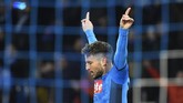 Pada menit ke-30, Dries Mertens sukses membobol gawang Barcelona lewat tendangan terukur ke pojok gawang. (Photo by Filippo MONTEFORTE / AFP)