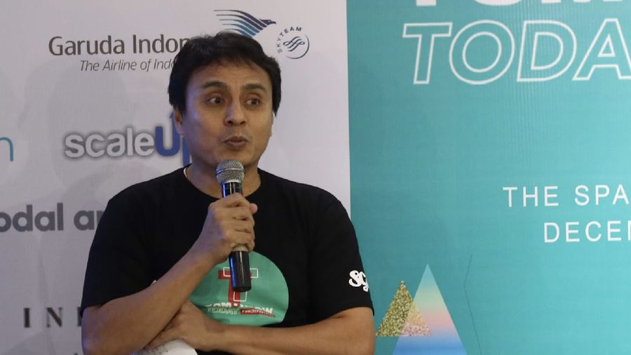 Memulai karirnya di pasar modal sebagai floor trader di PT Bakrie Securities dan naik jabatan hingga terakhir sebagai portofolio manager.