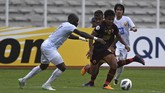Bek sayap PSM Makassar Asnawi Mangkualam (kedua kanan) mencoba lolos dari adangan para pemain Shan United. Asnawi memberikan assist umpan silang untuk gol pertama Juku Eja yang dicetak Giancarlo Lopes. (ANTARA FOTO/Aditya Pradana Putra/ama)