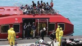 ABK WNI kapal World Dream menaiki kapal transfer untuk dipindahkan ke KRI dr Soeharso yang difasilitasi TNI AL, di Selat Durian Kepulauan Riau, Rabu (26/2/2020). (Dok. Dispenal)