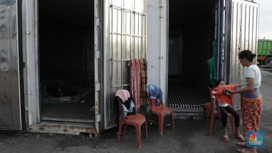 Mereka mengungsi ke dalam peti kemas milik perusahaan logistik yang berada di dekat permukiman mereka.