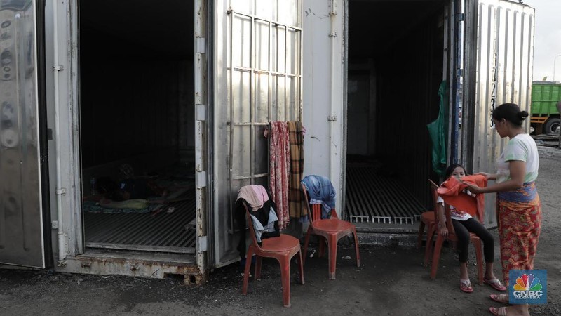 Mereka mengungsi ke dalam peti kemas milik perusahaan logistik yang berada di dekat permukiman mereka.