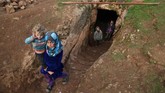 Konflik berkepanjangan yang terjadi di Suriah membuat 900 ribu orang kehilangan tempat tinggal, lebih dari setengah korbannya merupakan anak-anak. (Photo by Aref TAMMAWI / AFP)