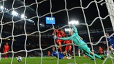 Gnabry membukukan gol kedua pada menit ke-54. Dalam kurun tiga menit, Bayern membuat pendukung tuan rumah terkesiap. (Photo by Glyn KIRK / AFP)