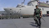 Panglima Komando Gabungan Wilayah Pertahanan (Pangkogabwilhan) I Laksamana Madya TNI Yudo Margono (kiri) menginspeksi pasukan Upacara Satgas Bantuan Kemanusiaan WNI di Pulau Sebaru di Mako Kolinlamil, Jakarta, 26 Februari 2020. (ANTARA FOTO/M Risyal Hidayat)