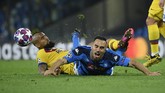 Arturo Vidal melanggar Nikola Maksimovic di pengujung pertandingan. (Photo by Filippo MONTEFORTE / AFP)
