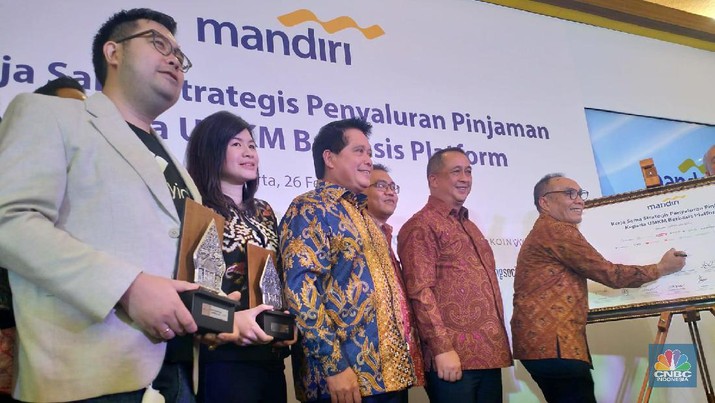Gandeng E-Commerce, Bank Mandiri Bidik Kredit UMKM Rp 1 T PT Bank Mandiri (Persero) Tbk (BMRI) mengumumkan kerja sama dengan sejumlah platform e-commerce.